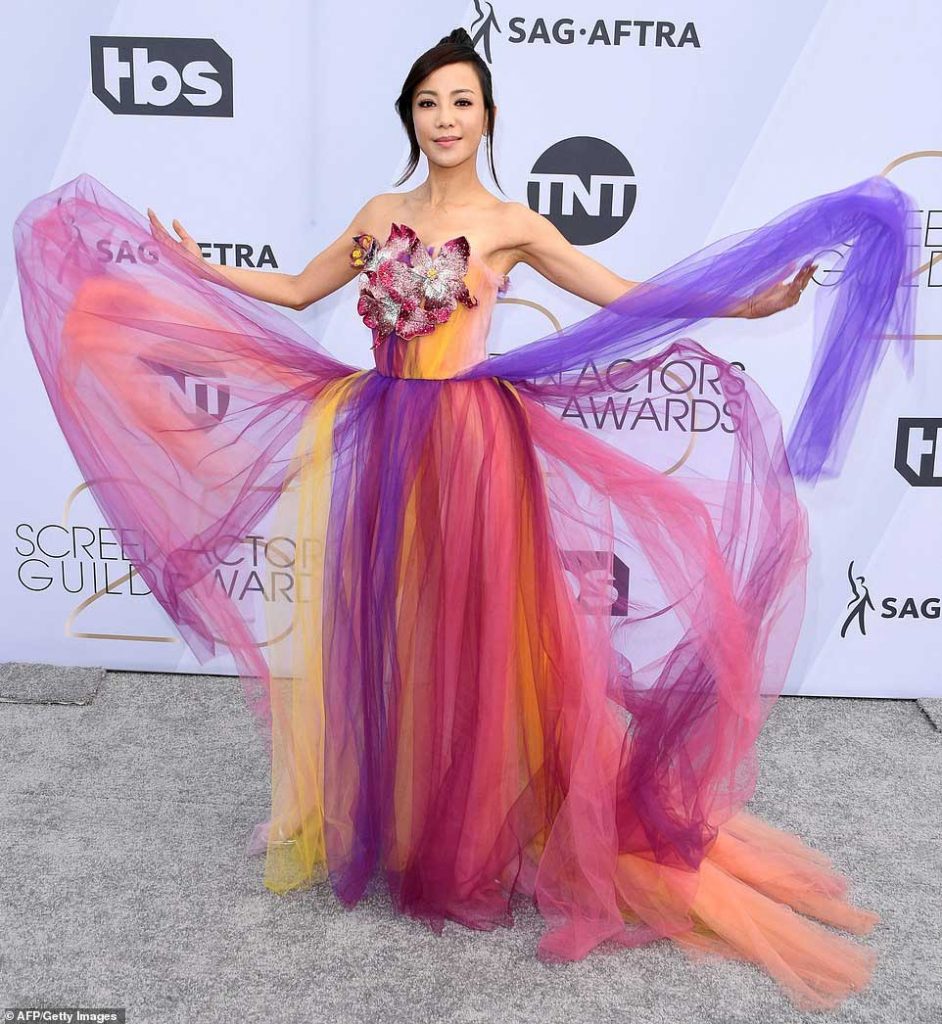 gaun-teraneh-di-sag-awards-2019 Fiona Xie