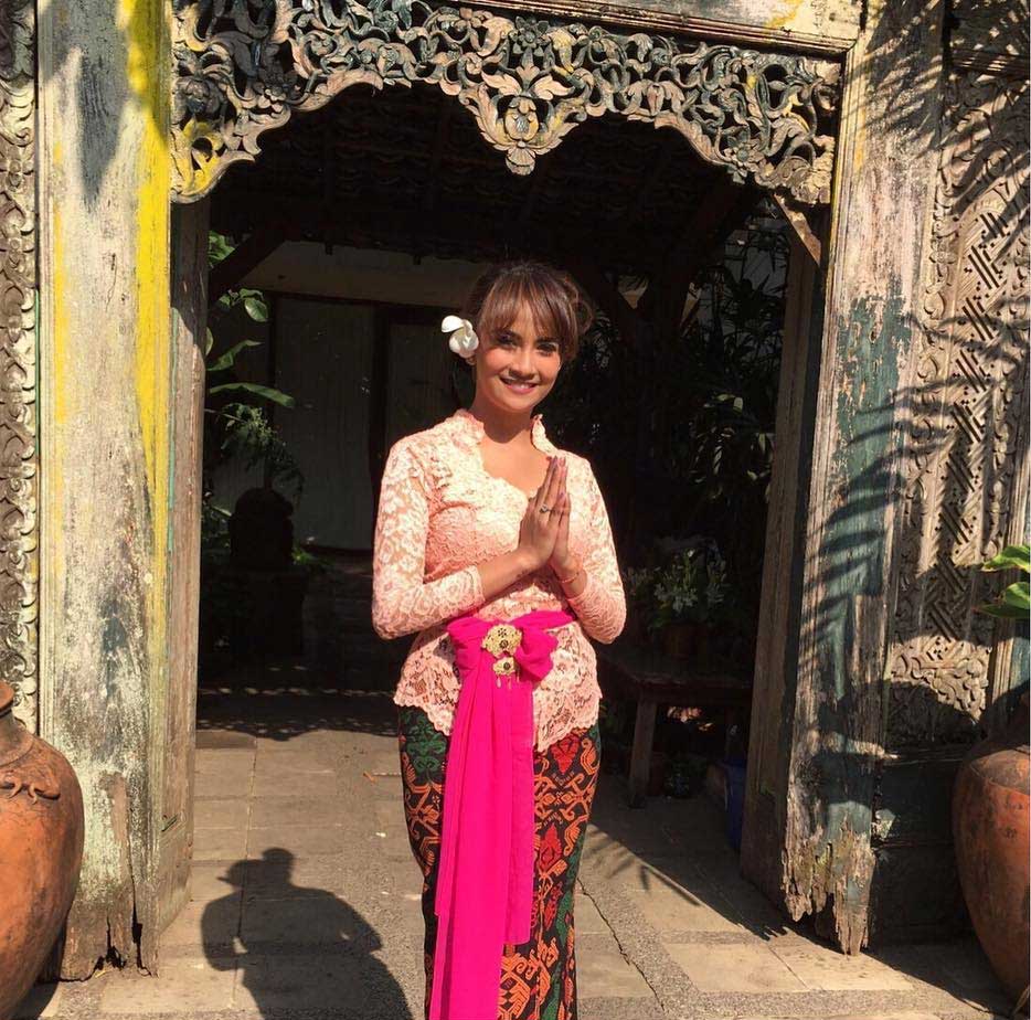 gaya vanessa angel kenakan kebaya