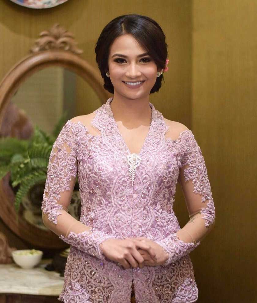 gaya vanessa angel kenakan kebaya 3