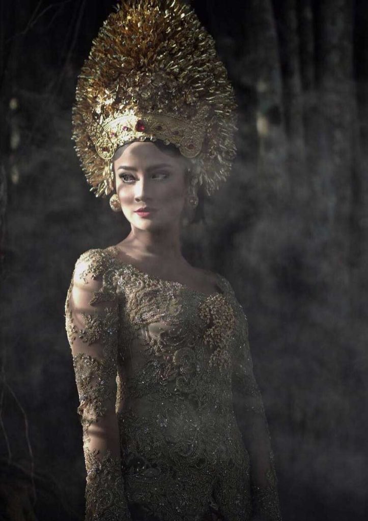 gaya vanessa angel kenakan kebaya 5