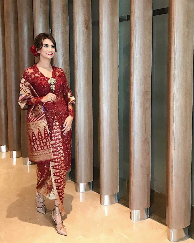 gaya vanessa angel kenakan kebaya 6