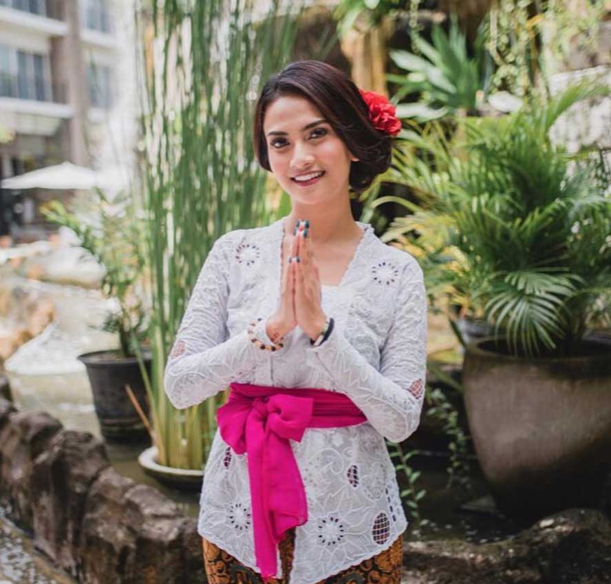 gaya vanessa angel kenakan kebaya 9