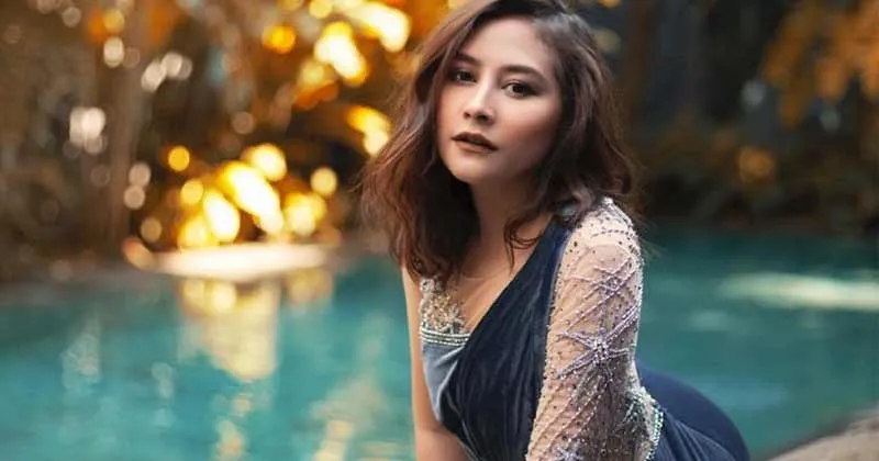 Tengok Gaya Prilly Latuconsina Berpose Lebih Menantang