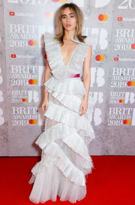 gaun-terbaik-brit-awards-2019 suki waterhouse