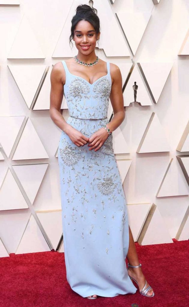 gaun-terbaik-oscar-2019-laura harier