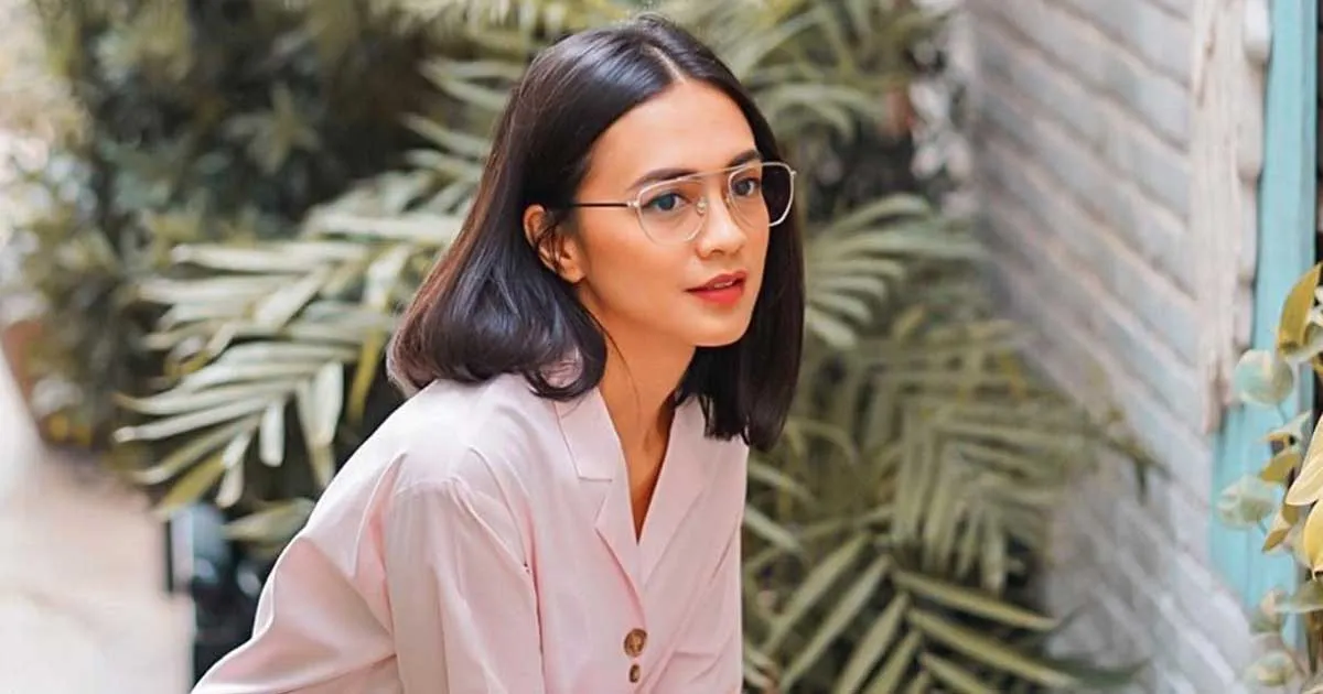 Gaya Agla Artalidia yang Selalu Terdepan Dalam Urusan Batik
