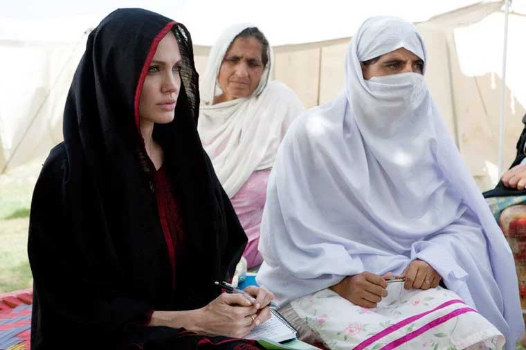angelina-jolie-berhijab