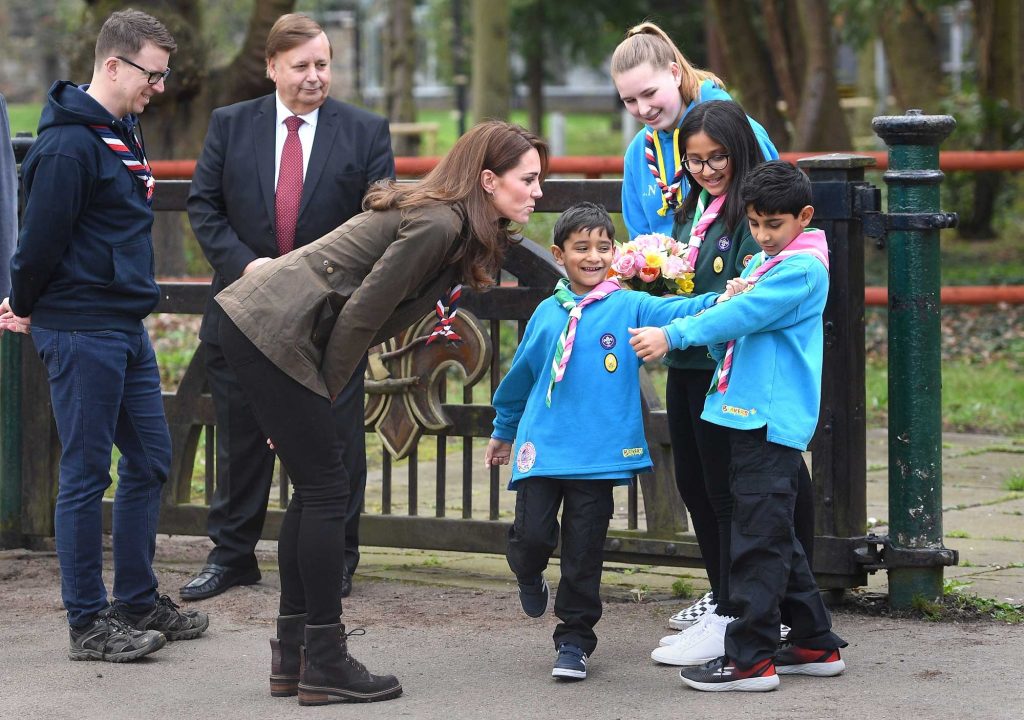 kate-middleton-kunjungi-pramuka anak-anak (2)