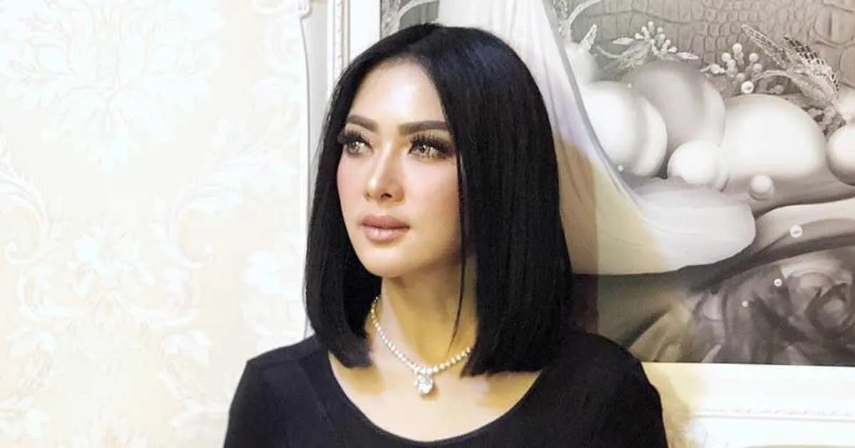 Ketika Syahrini Dibilang Lebih Tua dari Kembarannya