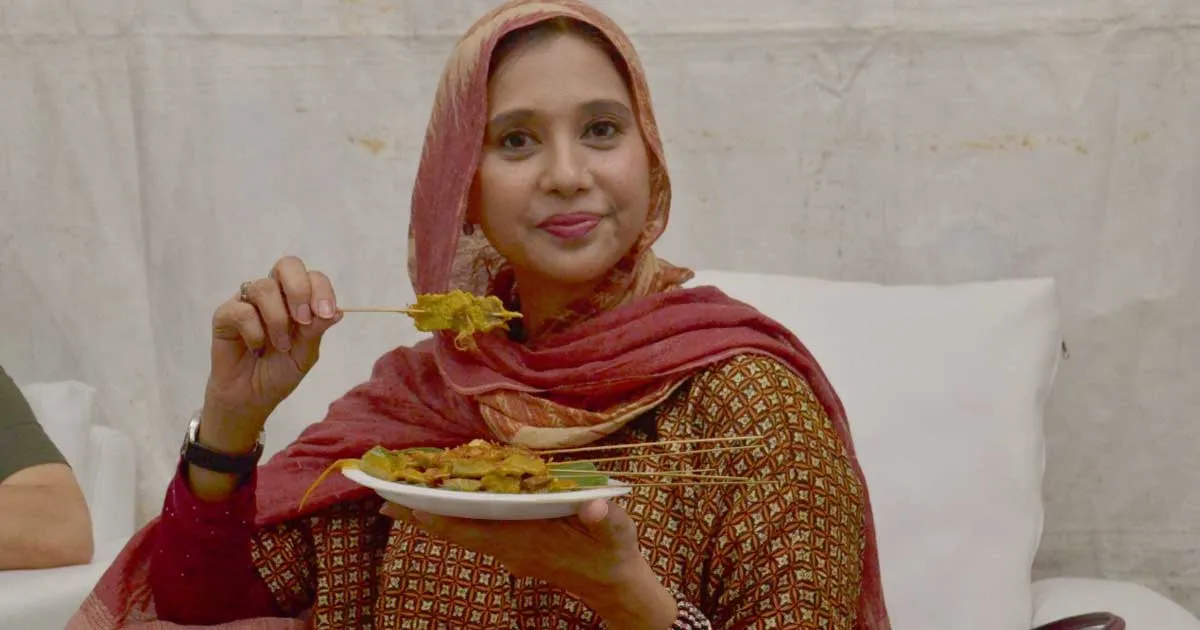 Ayu Azhari Bawakan Tarian Suku Dayak di London
