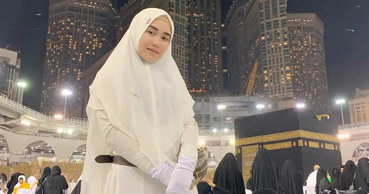 Kelakuan Ayu Ting Ting Saat di Depan Kakbah Banjir Hujatan