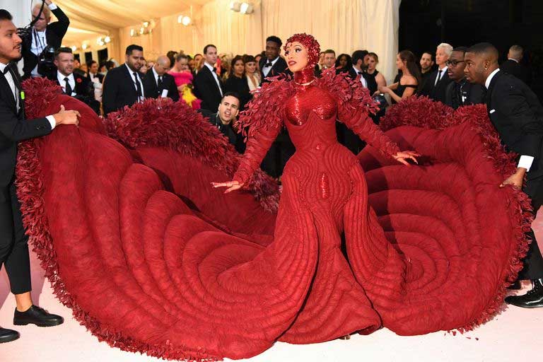 busana-terunik-met-gala-2019 cardi b