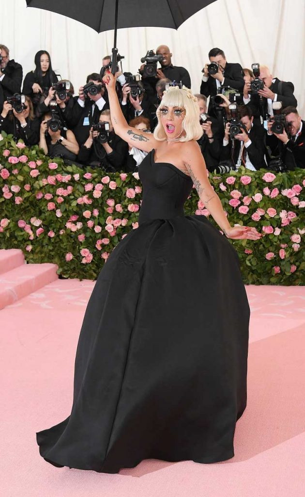 busana-terunik-met-gala-2019 lady gaga 2