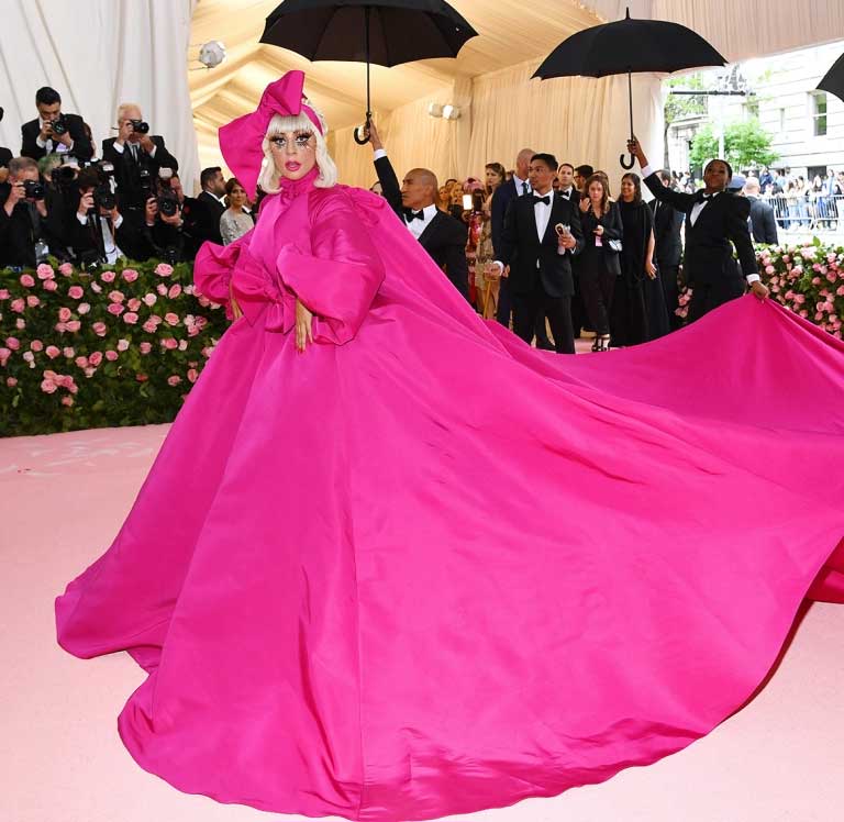busana-terunik-met-gala-2019 lady gaga