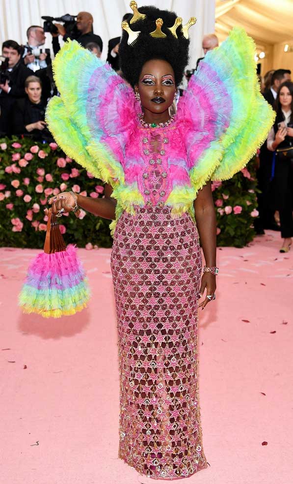 tampilan unik lupita nyongo
