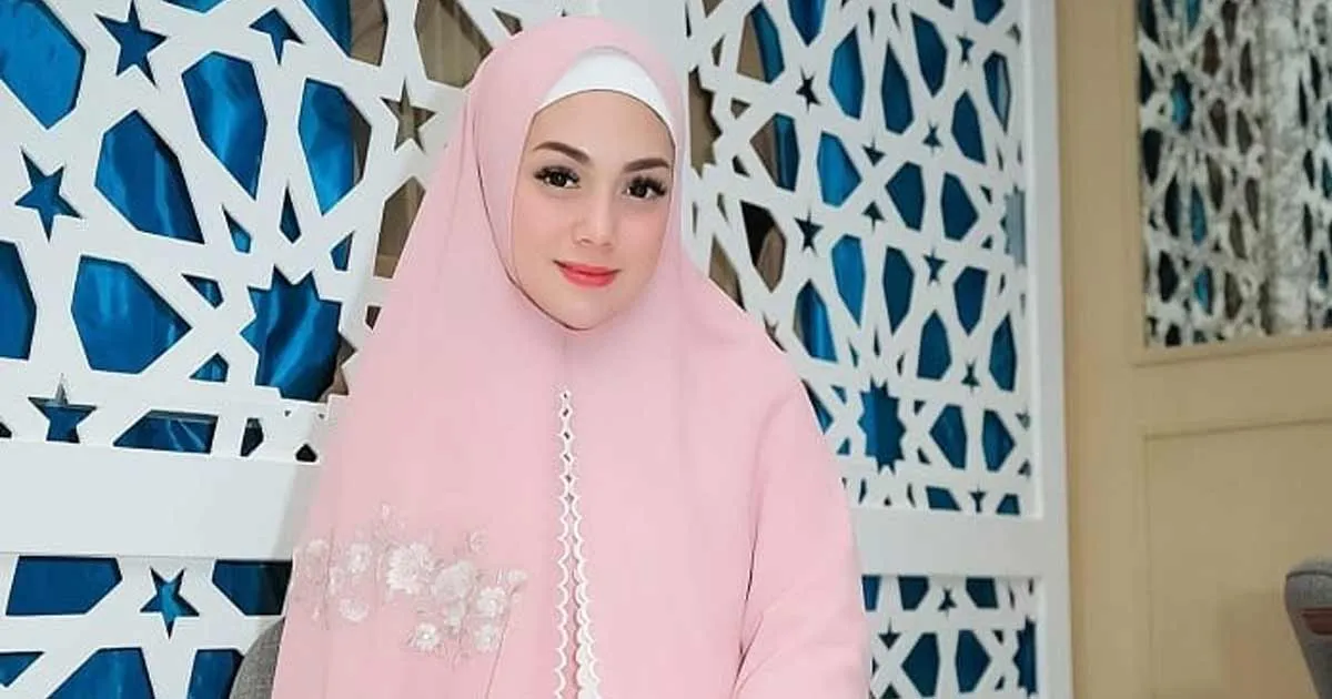 Tampil dengan Hijab Syar’i, Celine Evangelista: Nyaman