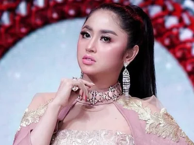 dewi-perssik-bercadar