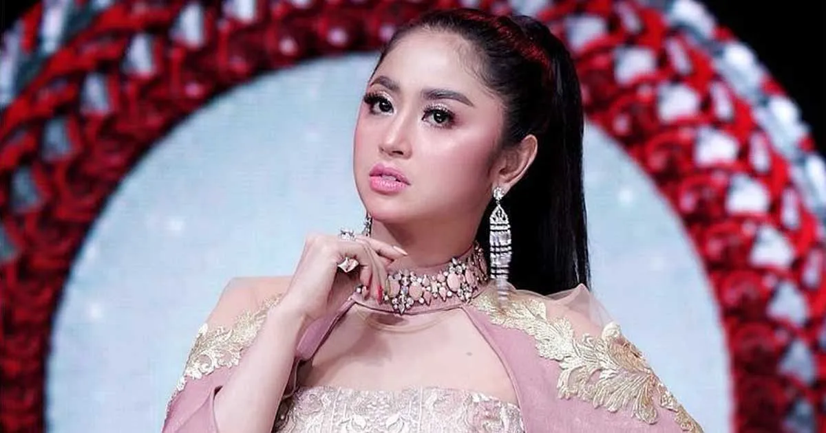 Dewi Perssik Kagetkan Penggemar dengan Cadar Hitamnya