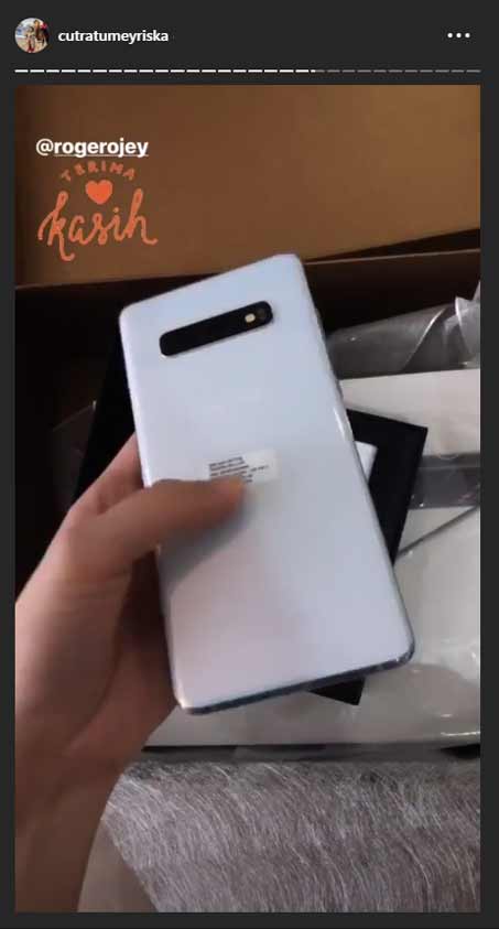 handphone-dari-roger