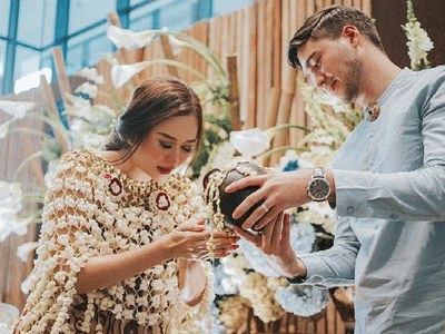 upacara-tujuh-bulanan-aura-kasih