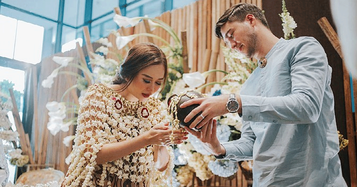 Lucunya Upacara 7 Bulanan Aura Kasih yang Wajib Gunakan 3 Bahasa