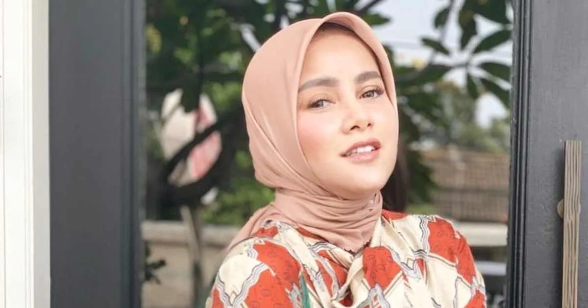 Cerita Olla Ramlan yang Berhijab dan Disuruh Bakar Pakaian Lamanya