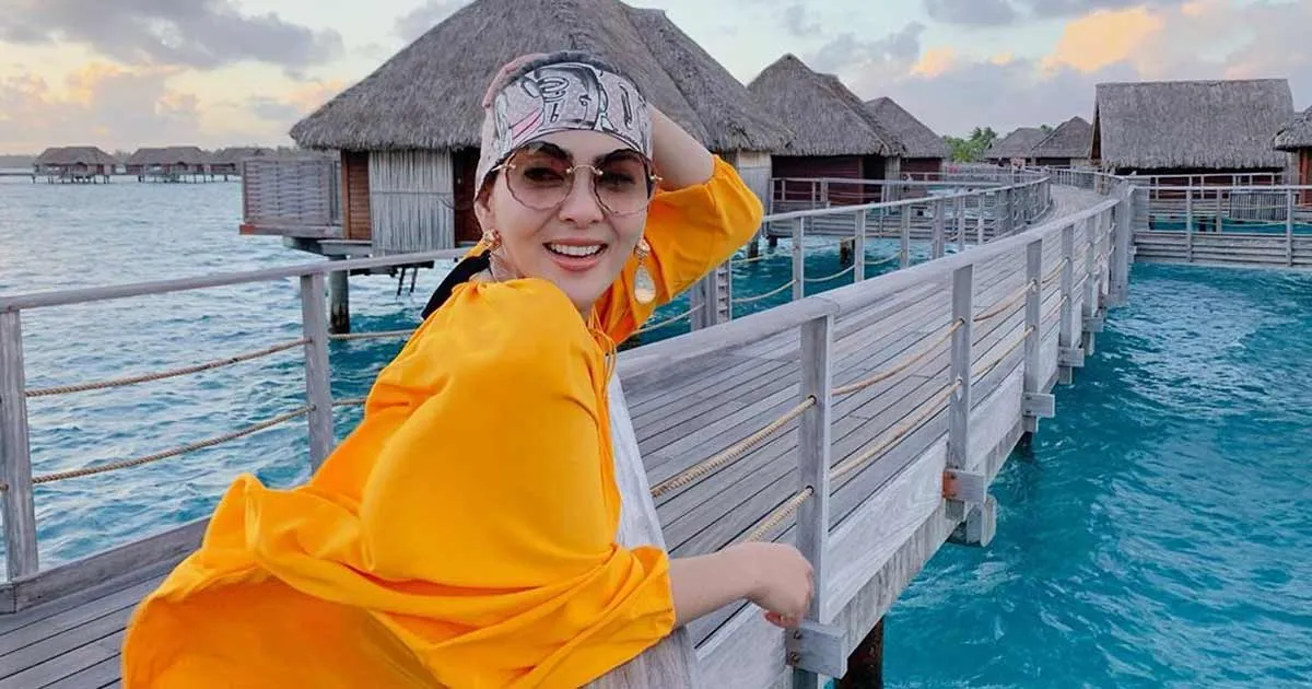 Syahrini Pamer Perlengkapannya Untuk Salat di Pesawat