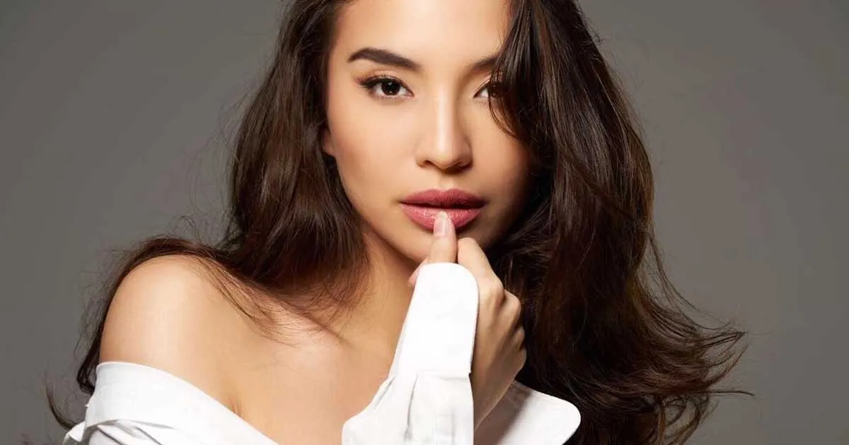 Manohara Jadi Bulan-bulanan Usai Unggah Pose Seksi Sambil Ngerokok