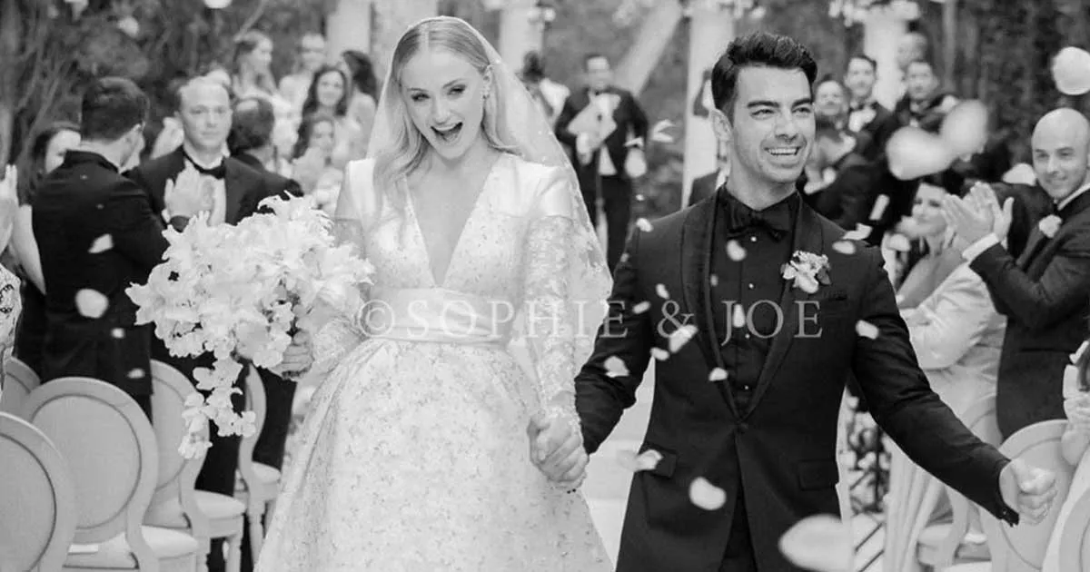 Cantik! Gaun Pernikahan Sophie Turner Bak Hamparan Salju Musim Semi