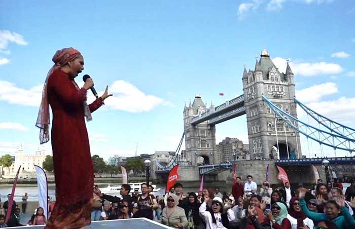 Ayu Azhari di Inggris