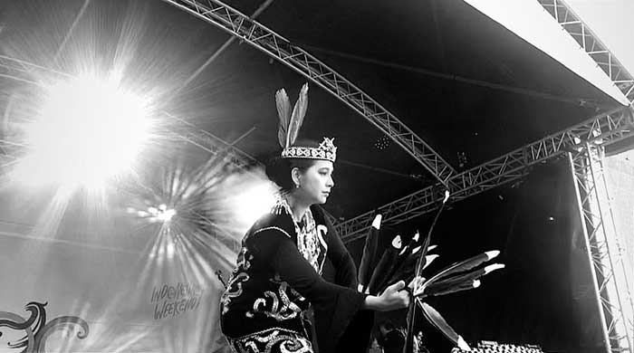 Ayu Azhari di Inggris