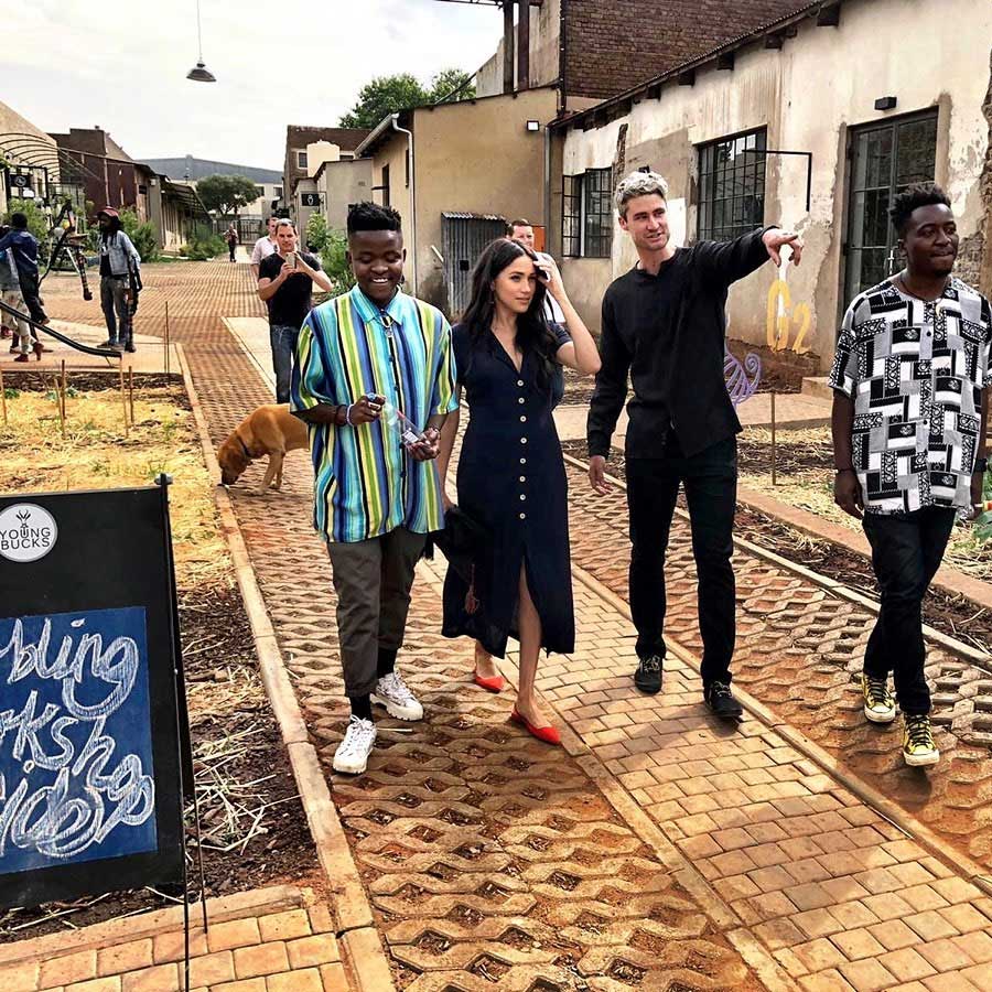 gaya-meghan-markle-di-afrika
