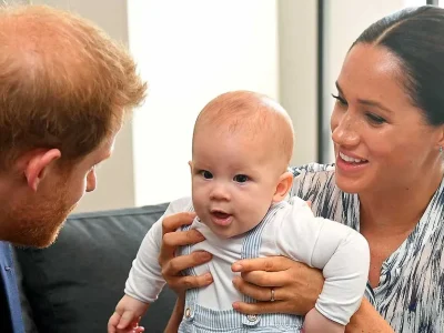 pangeran gelar warna kulit pangeran rasis podcast suara Pangeran harry jadi ayah di inggris diculik pertumbuhan perkembangan video-archie-harrison-1