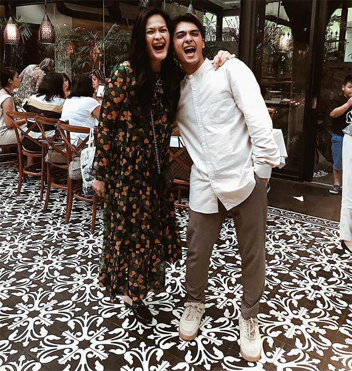 Ibu dan anak artis