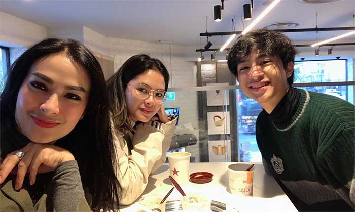 Ibu dan anak artis