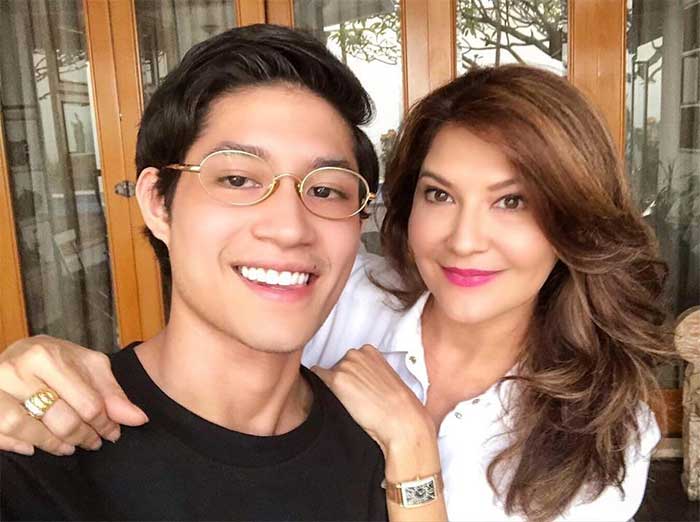 Ibu dan anak artis