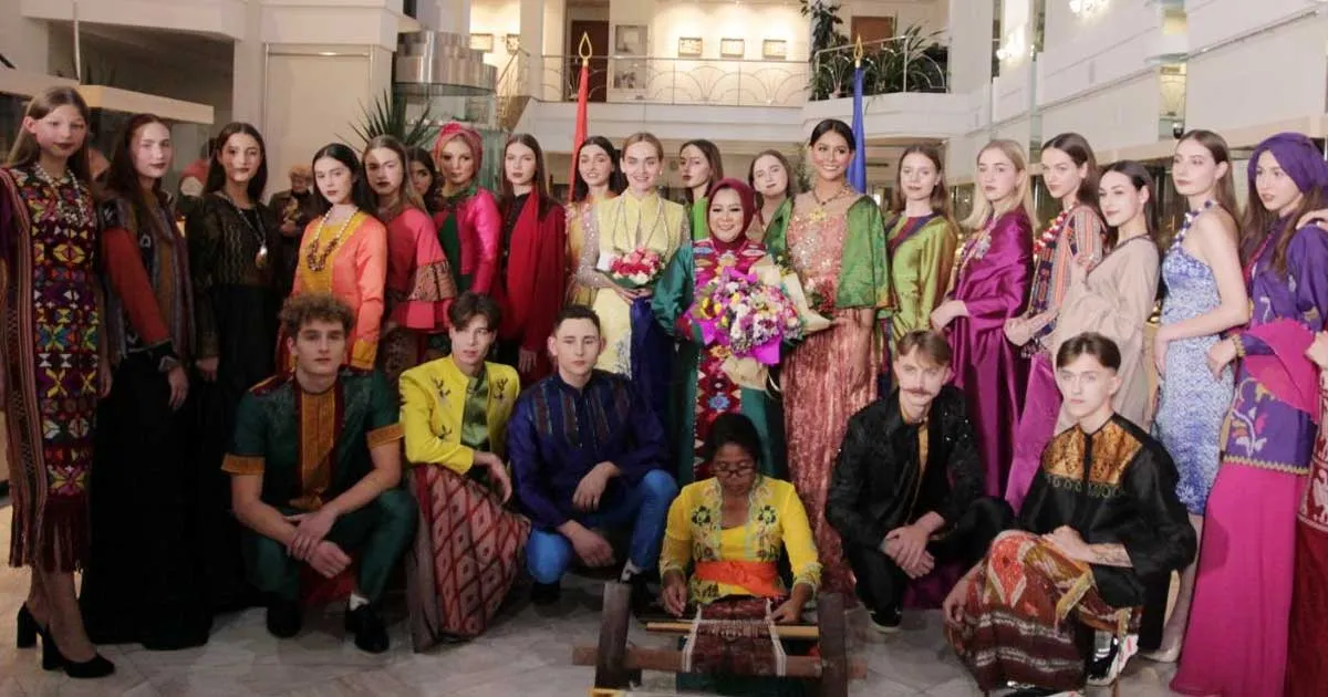 Songket dan Tenun Indonesia Jadi Primadona di Fashion Show Ukraina