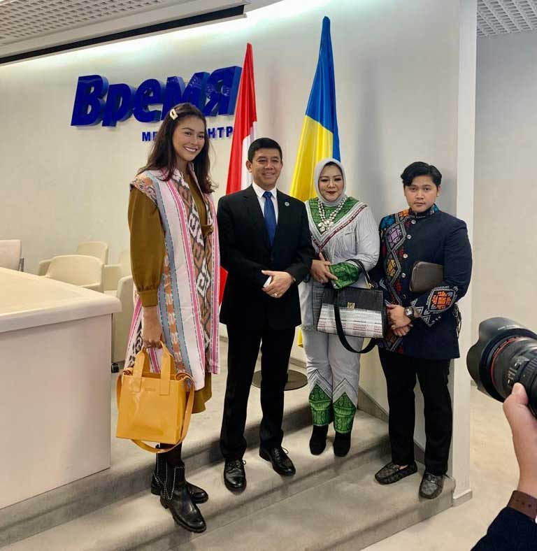 busana-tenun-dan-songket-anna-maria-di-ukraina