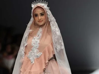 dewi-perssik-berhijab-di-jakarta-fashion-week