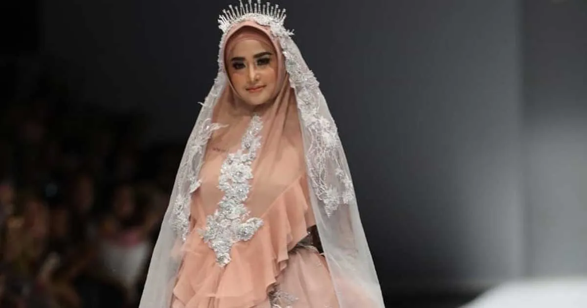 Melenggang di JFW, Cantiknya Dewi Perssik Bak Barbie Berhijab