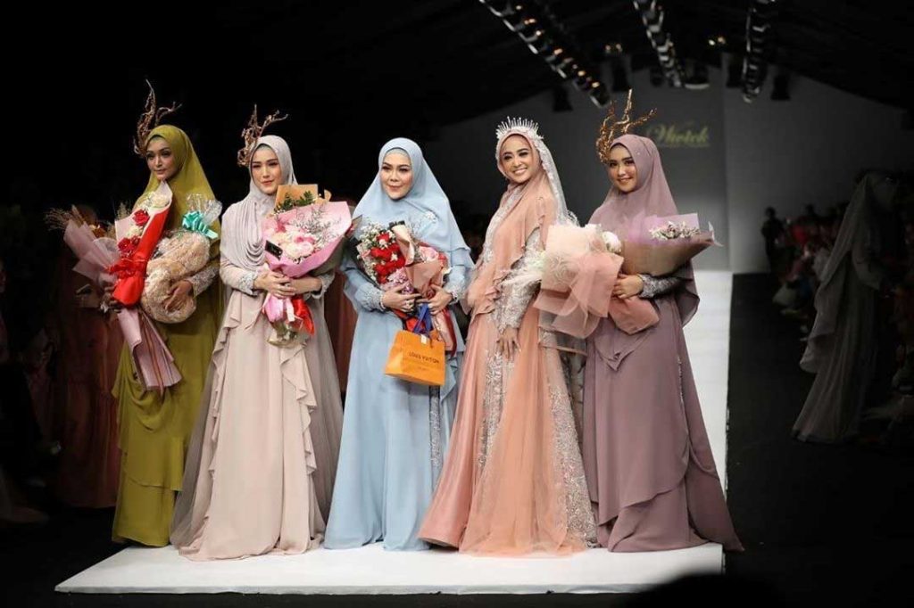 dewi-perssik-jadi-model-berhijab