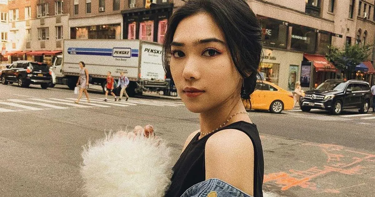 Fakta Dibalik Isyana Sarasvati yang Makan Burger Sambil Main Piano