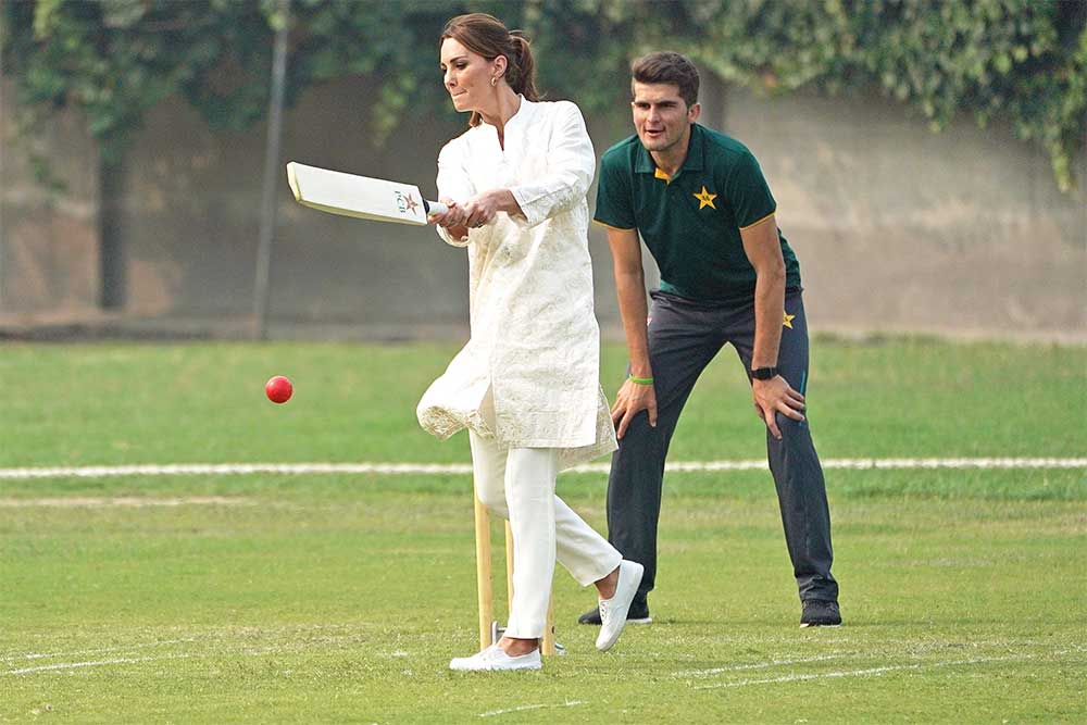 kate-middleton-bermain-kriket