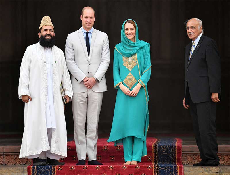 kate-middleton-di-masjid-berhijab