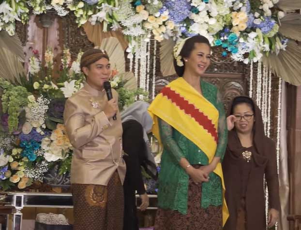 kebaya-paula-verhoeven-acara-mitoni
