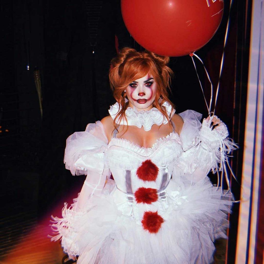 kostum-halloween-demi-lovato-sebagai-pennywise