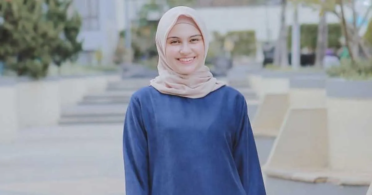 Zee Zee Shahab Coba Keluarkan Sisi Feminimnya
