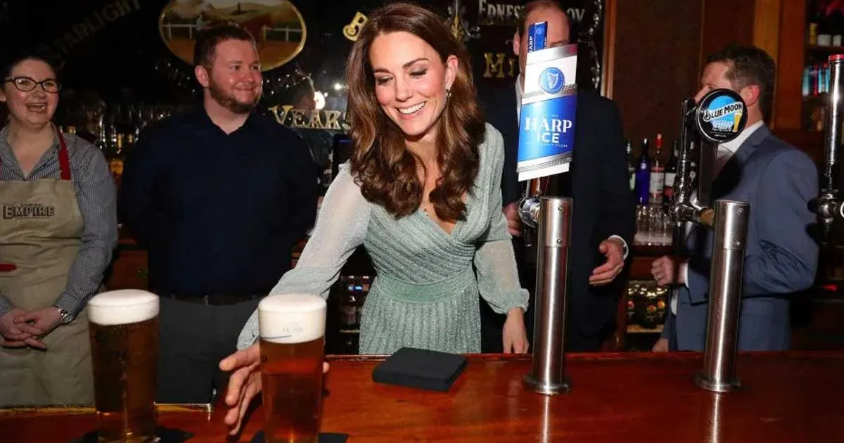 Kate Middleton Masuk ke Pub Lewat Pintu Rahasia