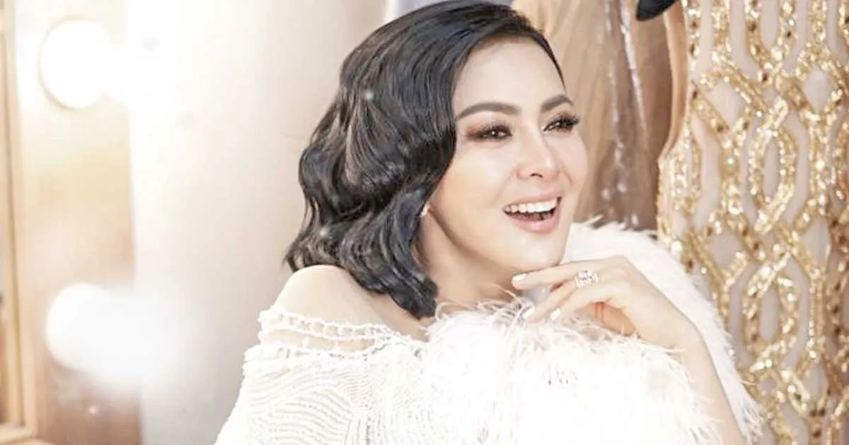 Syahrini Tampil Cetar Membahana Saat Temani Papa Mertua