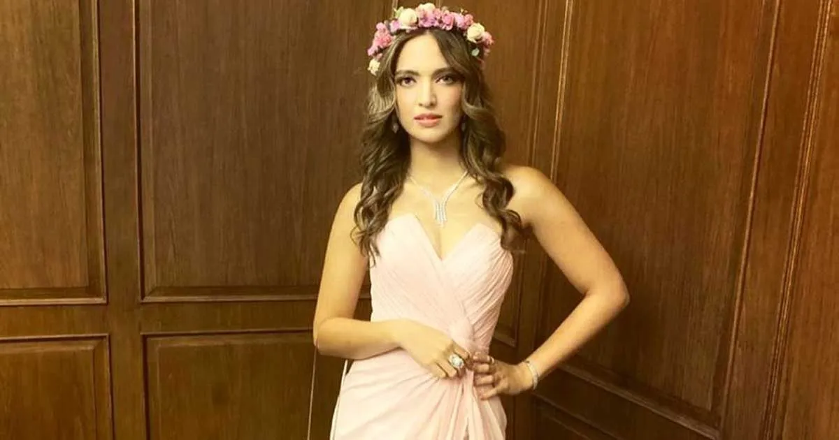 Intip Gaya Kece Nia Ramadhani Setrika Baju Sendiri